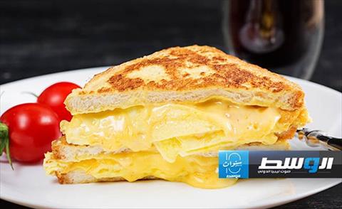 توست بيض بالجبن الشيدر والمايونيز للفطور