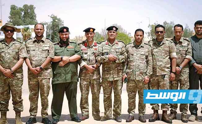 ضباط من اللواء 128 معزز ولواء طارق بن زياد التابعين للقيادة العامة المجتمعين في أوباري جنوب غرب ليبيا. (الناطق باسم القيادة العامة)