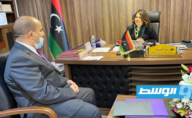 السفير الجزائري الجديد سليمان شنين، مع وزيرة الخارجية نجلاء المنقوش, 12 ديسمبر 2021. (وزارة الخارجية)