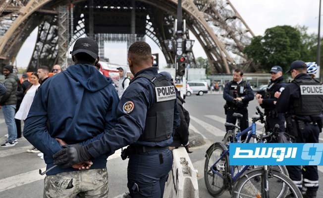 شرطة باريس تكافح أعمال النشل والاحتيال تحت برج إيفل