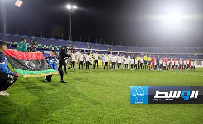 الفريقان قبل انطلاق المباراة الجمعة 5 أبريل 2024 (اتصوير محمود دردور)
