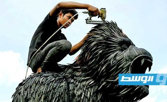 فنان كمبودي يحوّل الإطارات إلى مجسمات لكينغ كونغ وحيوانات عملاقة