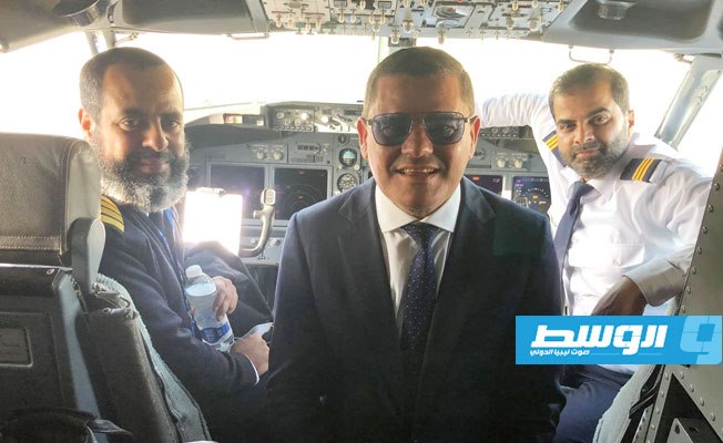 دبيبة مع طاقم الطائرة التي أعادت أعضاء ملتقى الحوار السياسي الليبي من جنيف. (شركة طيران البراق)