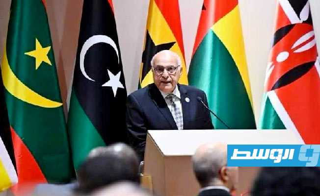 وزير الخارجية أحمد عطاف متحدثا في اجتماع وزراء خارجية أفريقيا - شمال أوروبا في الجزائر. (بوابة الوسط)