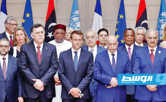 الأطراف الليبية مع ماكرون وفي الخلفية سلامة خلال مؤتمر باريس، مايو 2018. (أرشيفية: الإنترنت)