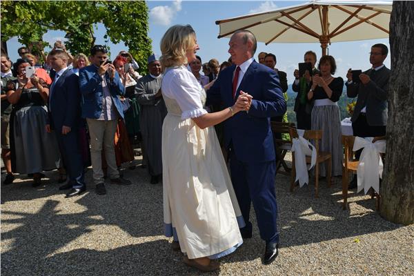 بوتين يبرر حضوره لحفل زفاف وزيرة خارجية النمسا