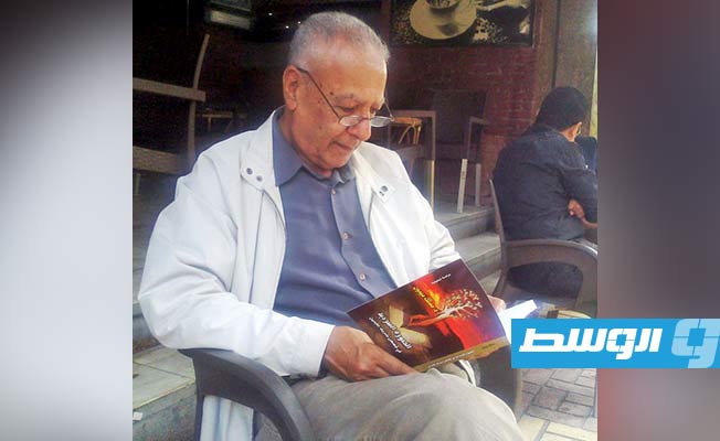 بإهداء إلى زويل.. «الكون» تتعاقد مع ناقد مصري لنشر كتاب جديد