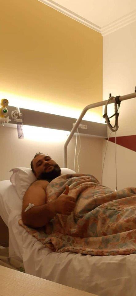 الفنان حمزة بليبلو، خلال إجراء عملية جراحية لفتح انسداد شرايين القدمين بتونس، (الوسط)