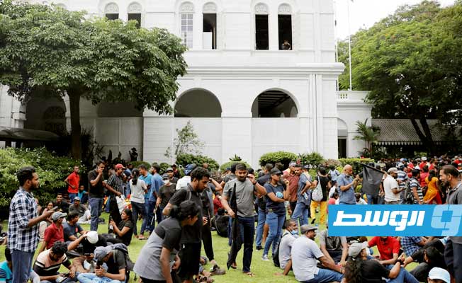 لحظة اقتحام محتجون مقر القصر الرئاسي في سريلانكا. (الإنترنت)
