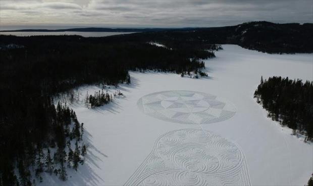 فنان كندي يرسم بأحذية الثلج لوحات على بحيرات متجمدة