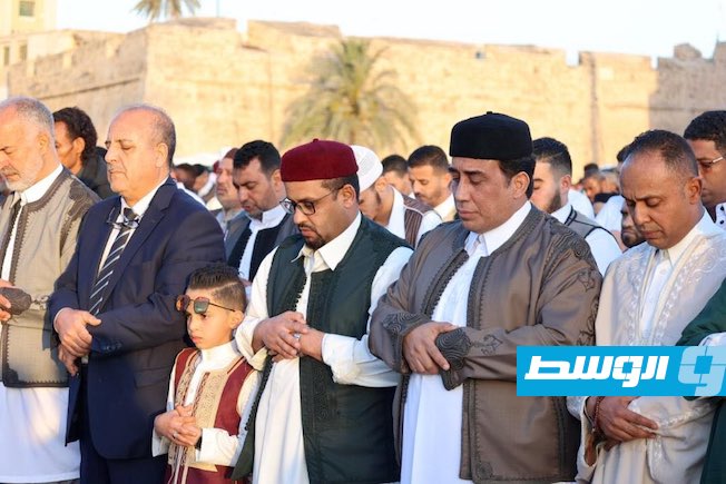 بحضور المنفي.. أهالي طرابلس يؤدون صلاة عيد الفطر في ميدان الشهداء
