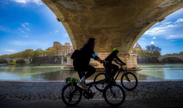 الدراجات الهوائية تشق طريقها ببطء في روما
