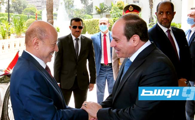 السيسي ورئيس مجلس القيادة الرئاسي اليمني يبحثان تعزيز الأمن في البحر الأحمر
