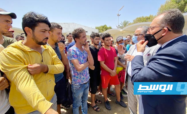 السفير التونسي بطرابلس السعيد العجيلي، خلال زيارة مركز الهجرة غير الشرعية بغوط الشعال بطرابلس، 3 أغسطس 2021. (فيسبوك)