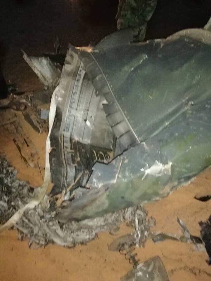 صورة لحطام طائرة «ميراج اف 1» قرب قاعدة الوطية وفقًا لما نشرته صفحة الناطق العسكري باسم القيادة العامة.