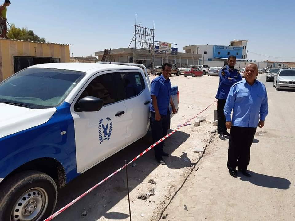 الحرس البلدي يزيل مباني تعيق عمل شركات رصف الطرق في أجدابيا