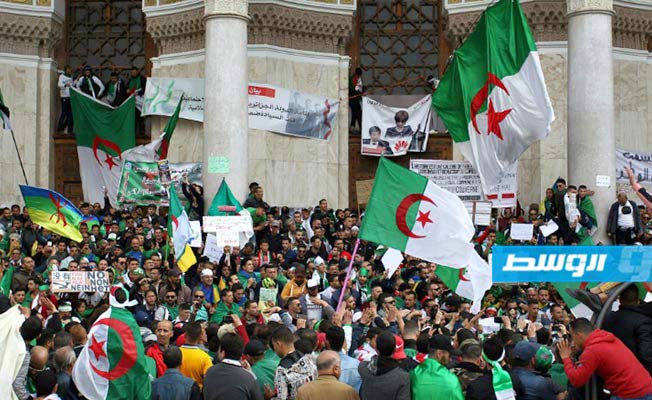 الجزائريون يتظاهرون مجددًا بعد فرحة تأهل منتخبهم في كأس أمم إفريقـيا