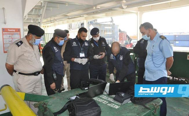 العملية الميدانية لمكتب الإنتربول في ميناء الخمس. (وزارة الداخلية)