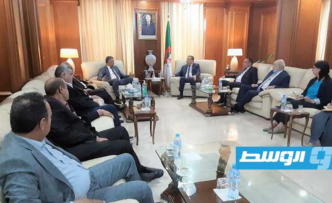 اجتماع العبدلي ووفد شركة الكهرباء مع وزير الطاقة الجزائري، الإثنين 23 مايو 2022. (وزارة الطاقة الجزائرية)