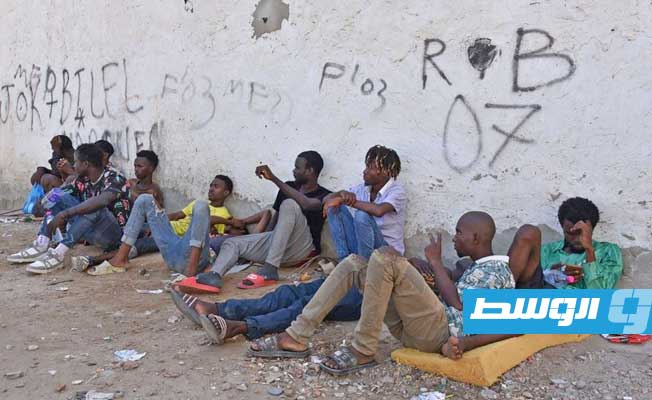 «هيومن رايتس»: إجلاء مهاجرين عالقين عند الحدود التونسية الليبية