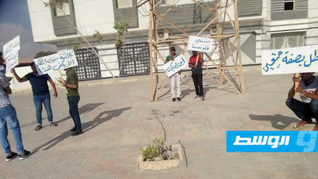شبان من طبرق يتقدمون للحصول على تصريح أمني للتظاهر أمام مقر مجلس النواب