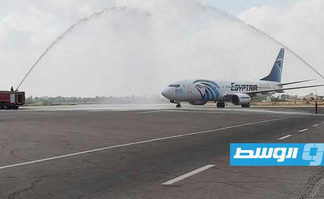 طائرة شركة مصر للطيران لدى صولها مطار معيتيقة الدولي، 9 أغسطس 2022. (فيسبوك)