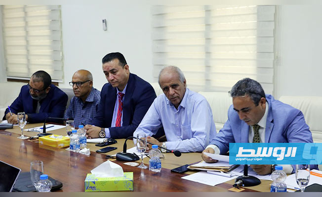 جانب من اجتماع أمين عام مجلس الوزراء مع أعضاء اللجنة التنفيذية للامتحانات. (حكومة الوفاق عبر فيسبوك)