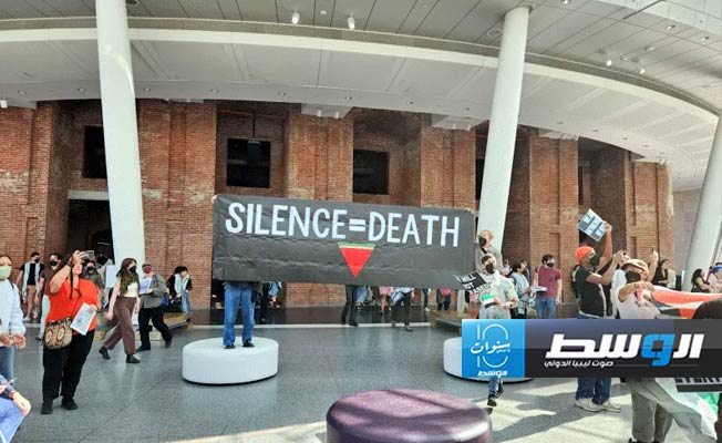 لافتة داخل بهو متحف بروكلين في نيويورك مكتوب عليها «الصمت = الموت»، الجمعة 31 مايو 2024 (الإنترنت)