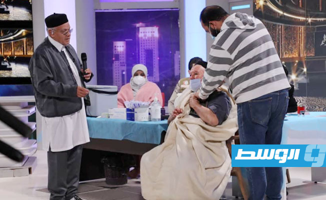 حيدر السائح يتلقى الجرعة التعزيزية من لقاح «كورونا» خلال بث مباشر على قناة ليبيا الرسمية، 10 يناير 2022. (مركز مكافحة الأمراض)
