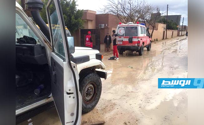 «الهلال الأحمر» تقوم بإخلاء 5 عائلات عالقة بمنازلهم وسط المياه في أبو سليم