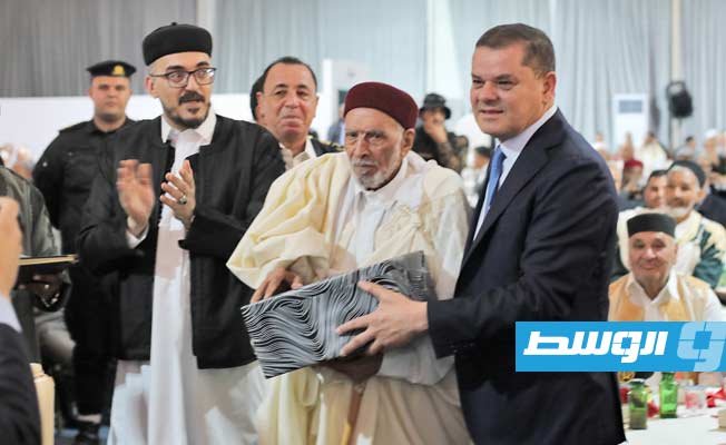 تكريم الدبيبة لأكبر مختاتير المحلات في ليبيا خلال ملتقاهم الأول في طرابلس، الإثنين 5 ديسمبر 2022. (وزارة الحكم المحلي)