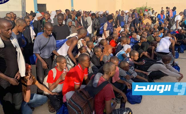 ترحيل 342 مهاجرا إلى غينيا وغامبيا عبر مطار معيتيقة