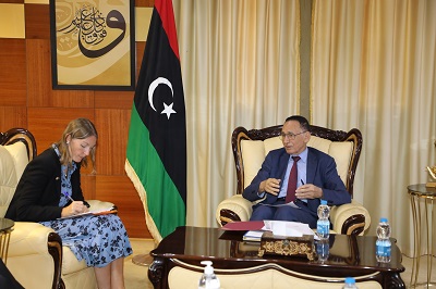 وزير الاقتصاد والتجارة بحكومة الوحدة الوطنية محمد الحويج يستقل نائب سفير المملكة البريطانية لدى ليبيا كاترينا وايلد، الإثنين 17 يوليو 2023 (وزارة الاقتصاد)
