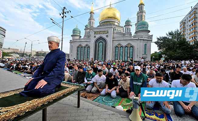 المسلمون يؤدون صلاة عيد الأضحى في العاصمة الروسية موسكو. 9 يوليو 2022. (أ ف ب)