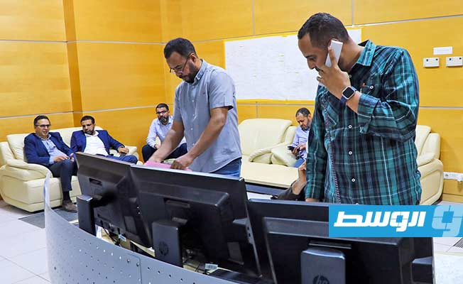 غرفة التحكم بمحطة كهرباء السرير جنوب شرق ليبيا حيث يبدأ الخط الهوائي الرابط مع أجدابيا. (الشركة العامة للكهرباء)