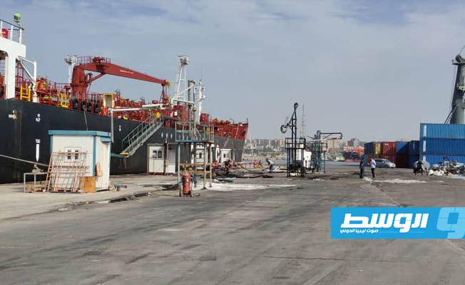إخماد حريق اندلع بشاحنة نقل وقود بميناء طرابلس النفطي