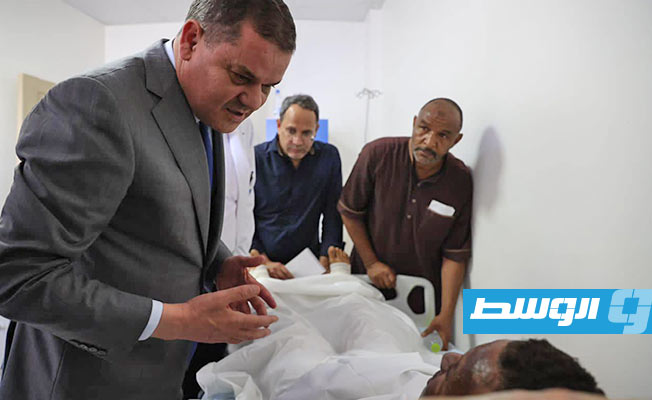 رئيس حكومة الوحدة الوطنية الموقتة ووزير الصحة يتفقدان أوضاع المصابين في انفجار «بنت بية». (صفحة الحكومة على فيسبوك)
