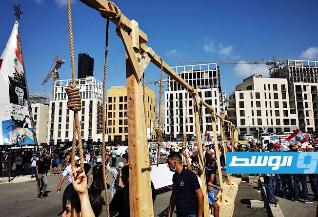 بالفيديو: متظاهرون ينصبون المشانق في ساحة الشهداء ببيروت