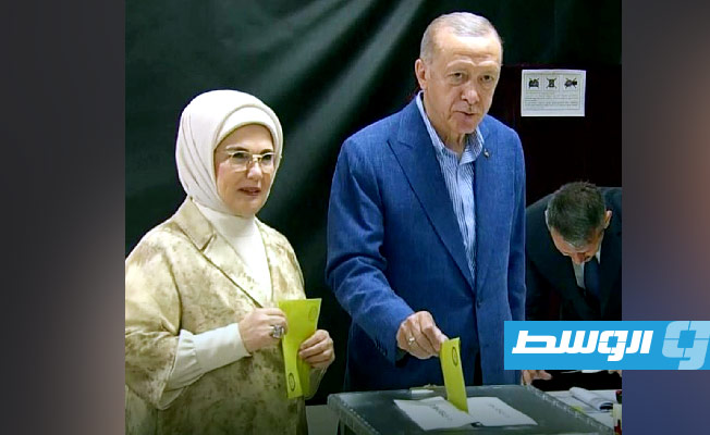 الرئيس التركي رجب طيب إردوغان يدلي بصوته في الانتخابات. (الإنترنت)