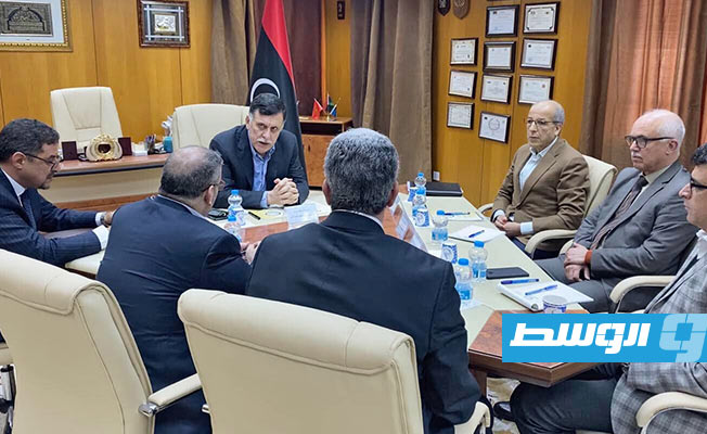 السراج (وسط) خلال ترأسه اجتماع لجنة الأزمة، 18 مارس 2020. (المجلس الرئاسي لحكومة الوفاق)