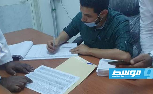 موظف بمحطة كهرباء شمال بنغازي يتلقى اللقاح المضاد لفيروس «كورونا»، 6 مايو 2021. (شركة الكهرباء)
