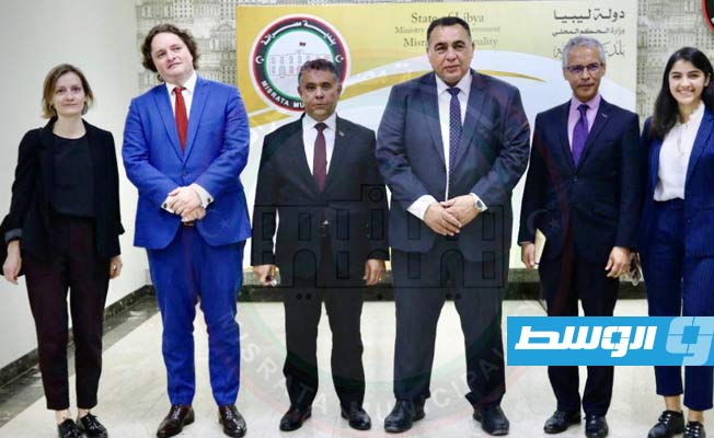 صورة على هامش اجتماع السفير الفرنسي مصطفى مهراج مع أعضاء المجلس البلدي مصراتة. (حساب السفير بموقع تويتر)