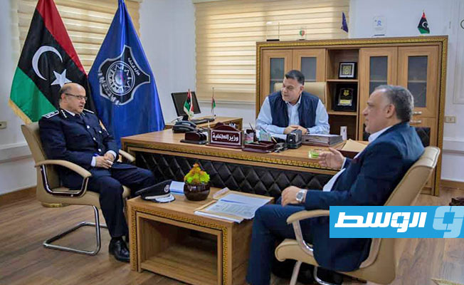 اجتماع مازن مع رئيس جهاز مكافحة الهجرة ومدير أمن السواحل. (وزارة الداخلية)