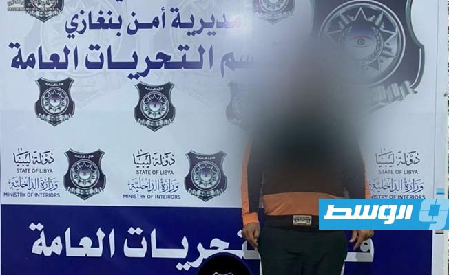 المتهم بترويع مواطنين في بنغازي بعد ضبطه، 19 فبراير 2022. (مديرية الأمن)