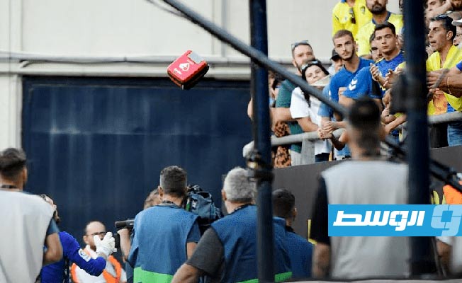 بالفيديو.. إيقاف مباراة برشلونة وقادش بسبب أزمة صحية لأحد الجماهير