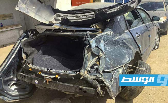 آثار تخريب بادية على سيارة تعرضت لاصطدام مروري على طريق «20 رمضان» في طرابلس، 7 أبريل 2021. (مديرية أمن طرابلس)
