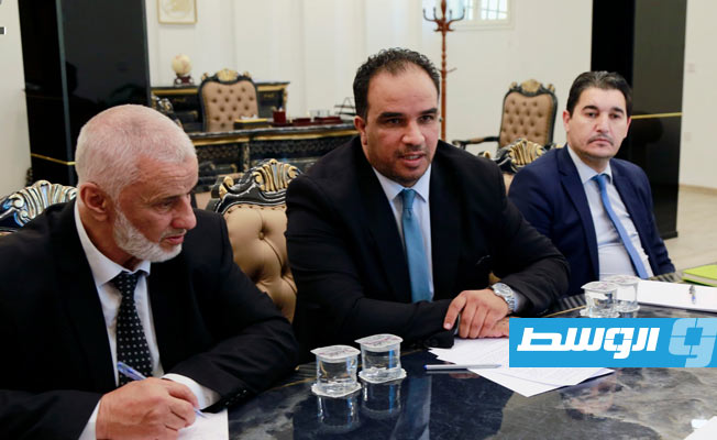 لقاء القطراني مع القائم بالأعمال بالسفارة اليونانية والقنصل العام في بنغازي. (مكتب التواصل والإعلام بديوان مجلس الوزراء بنغازي)