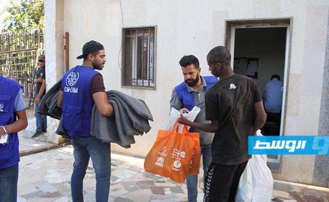 توزيع مساعدات لنازحي تاورغاء بعد إجلائهم من مخيم طريق المطار بطرابلس