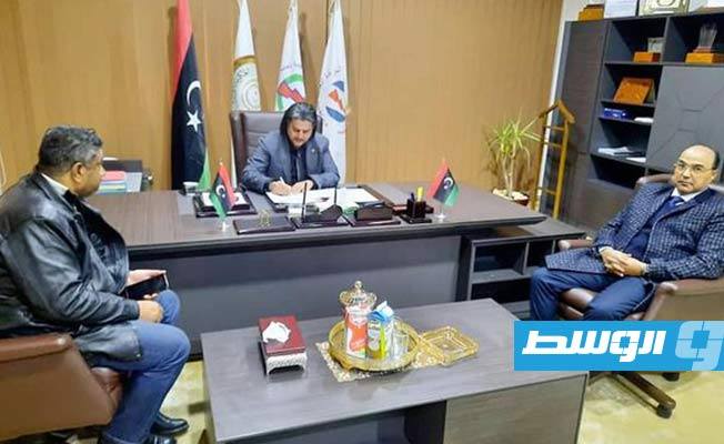 فخري المسماري يجتمع مع رئيس المجلس التسييري لبلدية بنغازي، والمدير التنفيذي للشركة العامة للكهرباء، 20 يناير 2021. (كهرباء الموقتة)
