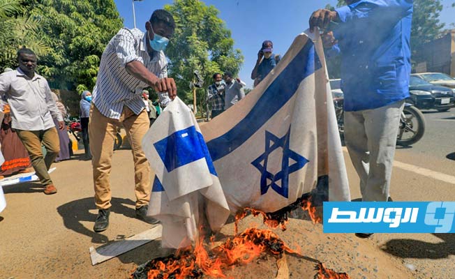 محتجون سودانيون يحرقون علم إسرائيل احتجاجا على اتفاق «التطبيع»